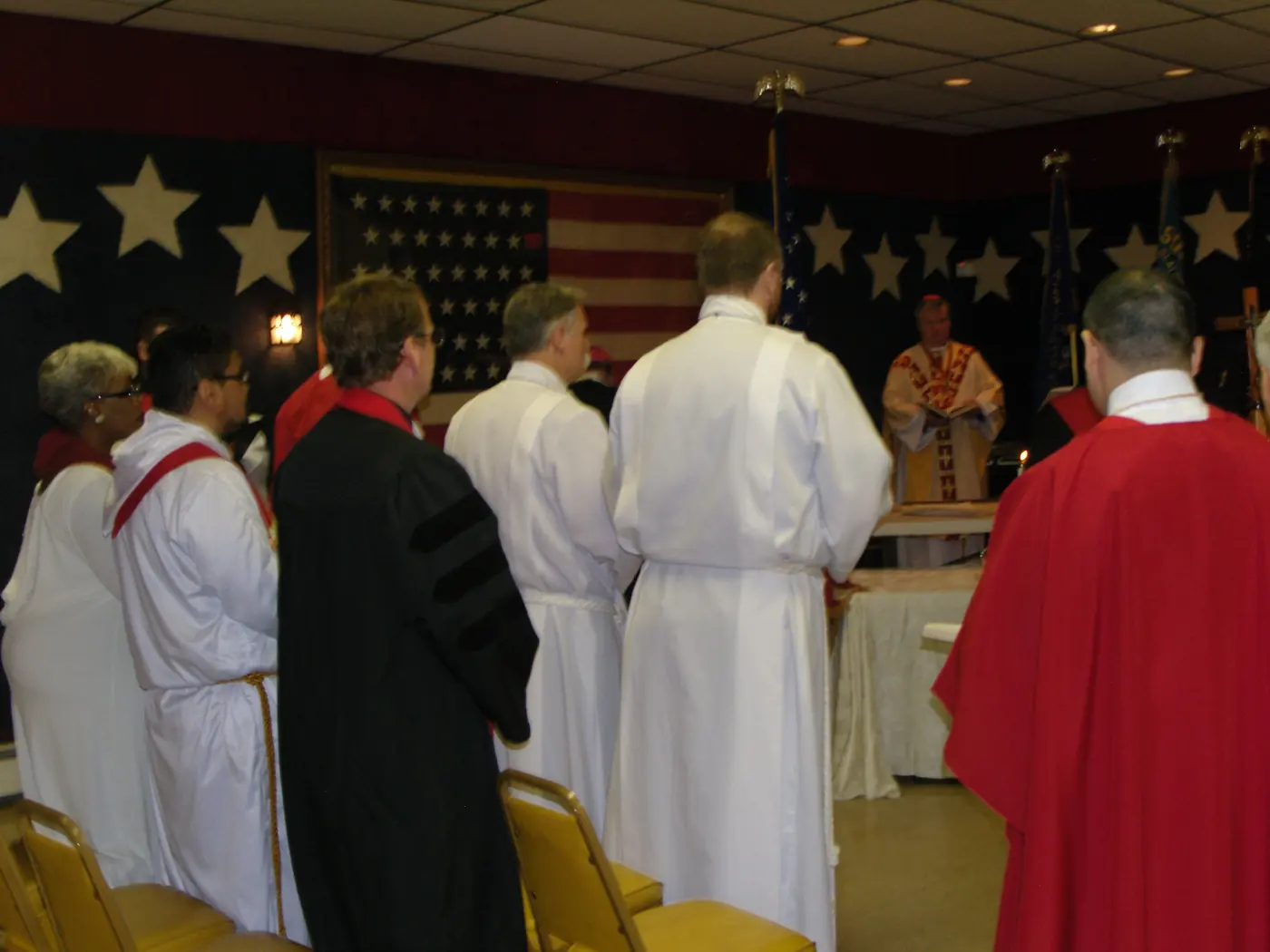 El clero de pie ante el altar