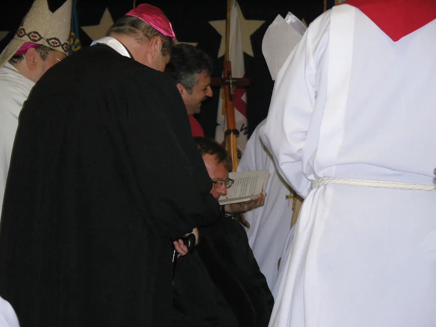 El obispo electo con el libro del rito