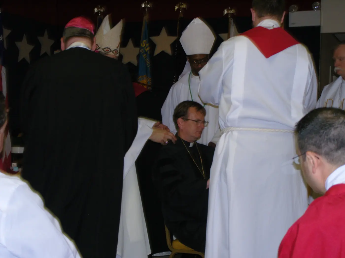 El obispo recién consagrado con la cruz pectoral