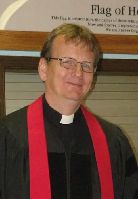 Garland F. Byers, Jr., con toga académica y estola roja, antes del servicio de consagración